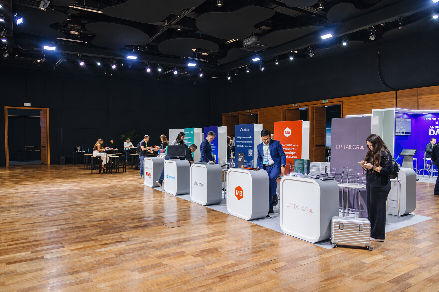 Área de exposição e patrocinadores em evento corporativo