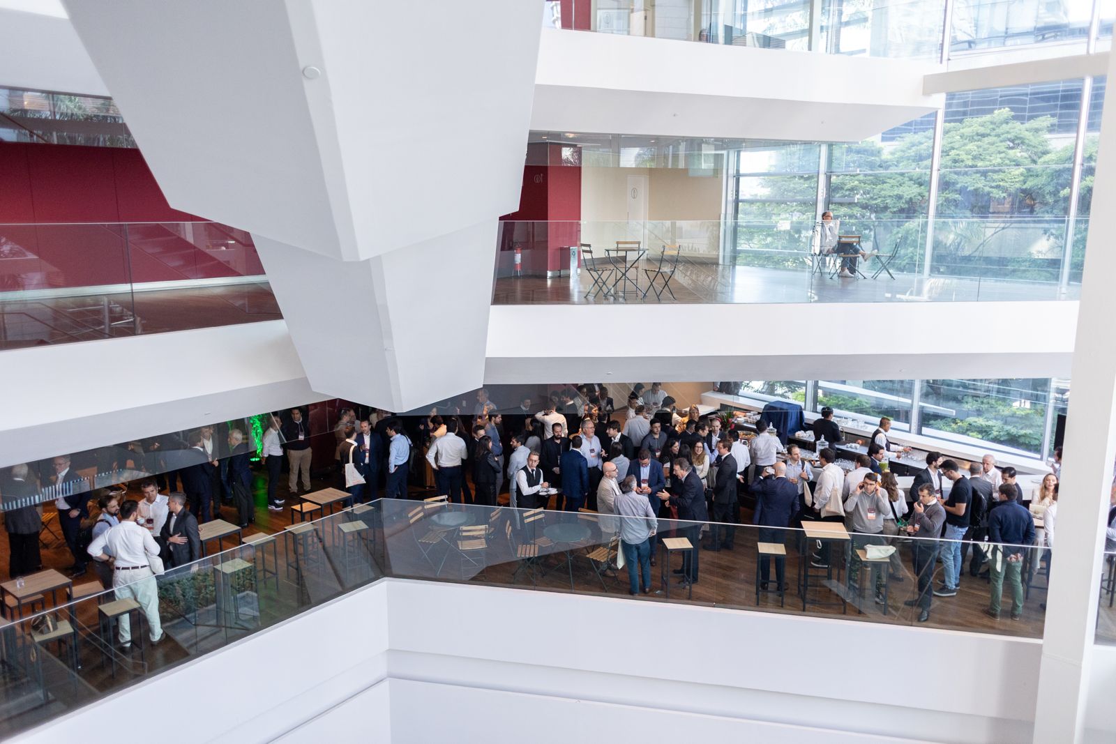 Networking em evento corporativo produzido pela C8