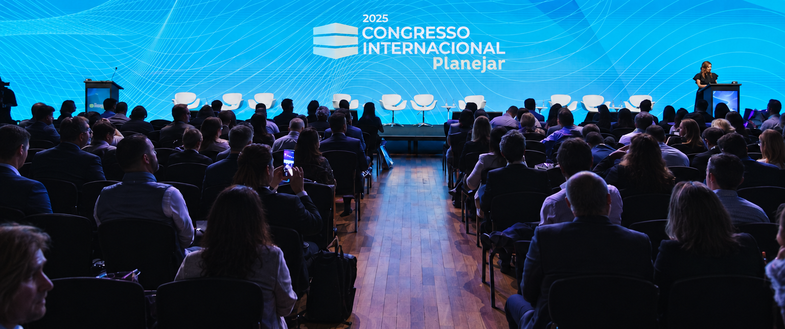 Auditório do Congresso Internacional Planejar 2025 com palco azul e plateia